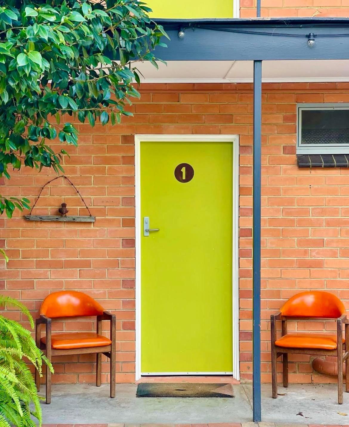 The Warby, Where Mid-Century Style Meets The Mountains Warburton Bagian luar foto