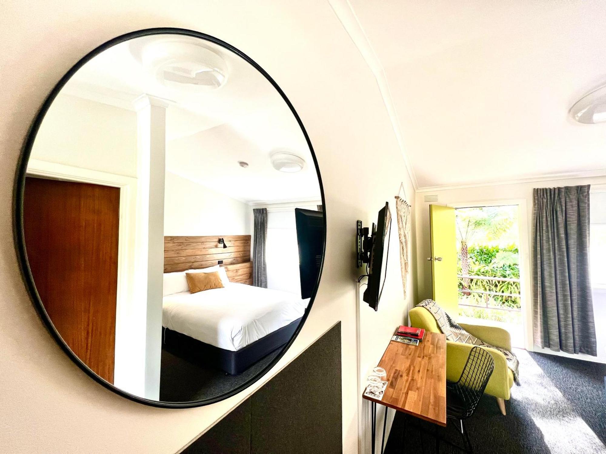 The Warby, Where Mid-Century Style Meets The Mountains Warburton Bagian luar foto
