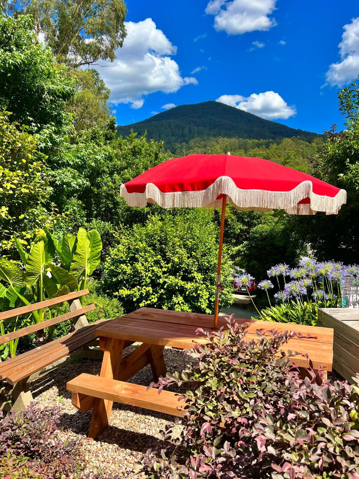 The Warby, Where Mid-Century Style Meets The Mountains Warburton Bagian luar foto